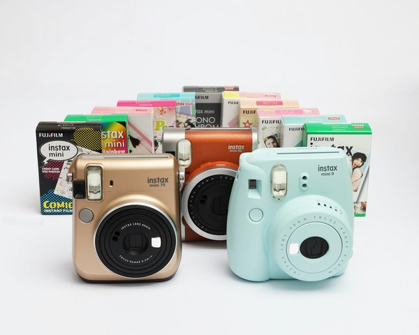 Фотоаппарат с мгновенной печатью Fujifilm Instax Mini 12 Instant Camera Holiday Bundle (синий)