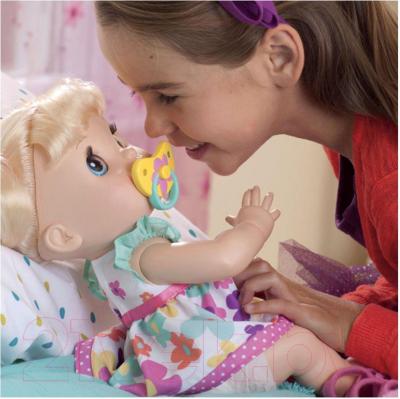 Кукла с аксессуарами Hasbro Baby Alive Удивительная малютка (A3684) - в окружении