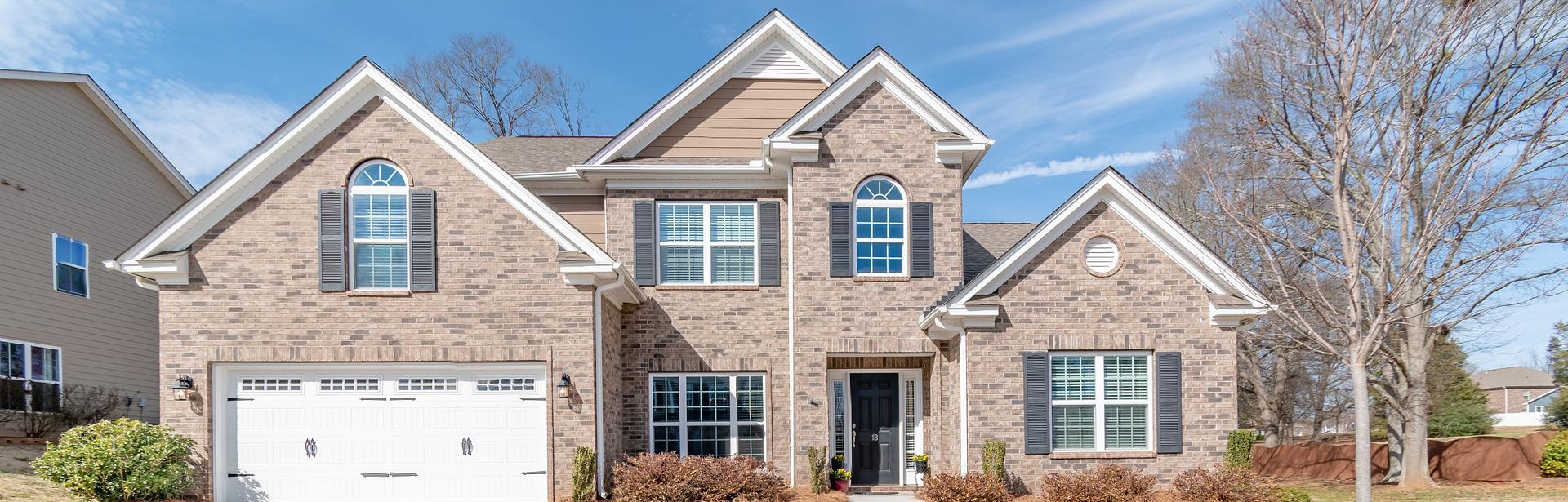 Чем обшить дом снаружи дешево и красиво