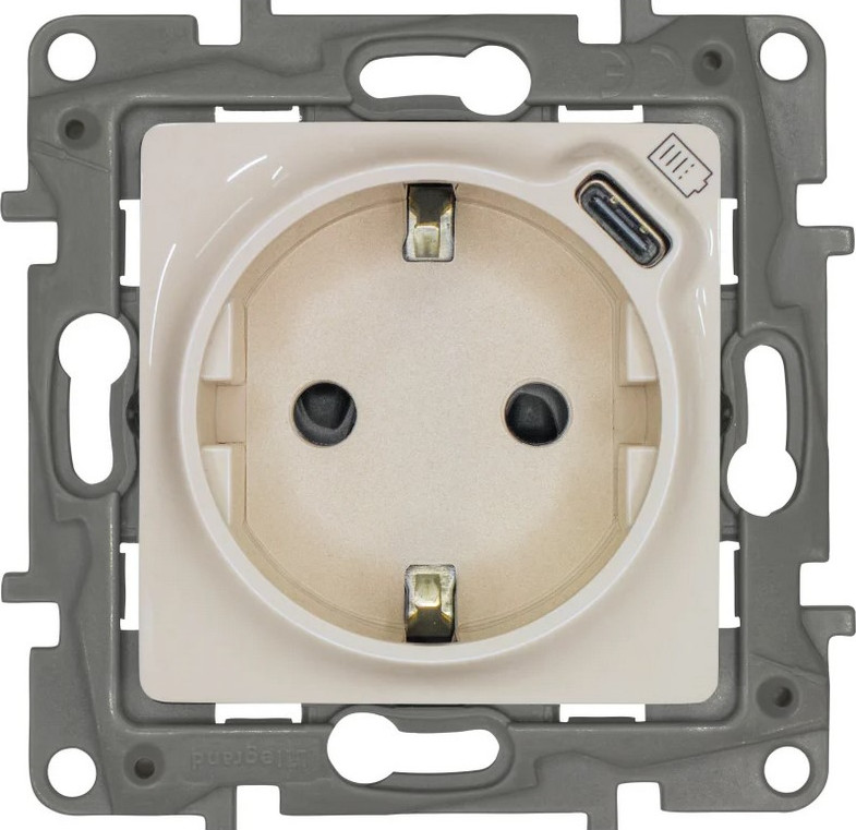 Розетка Legrand Etika / 672388 (слоновая кость)