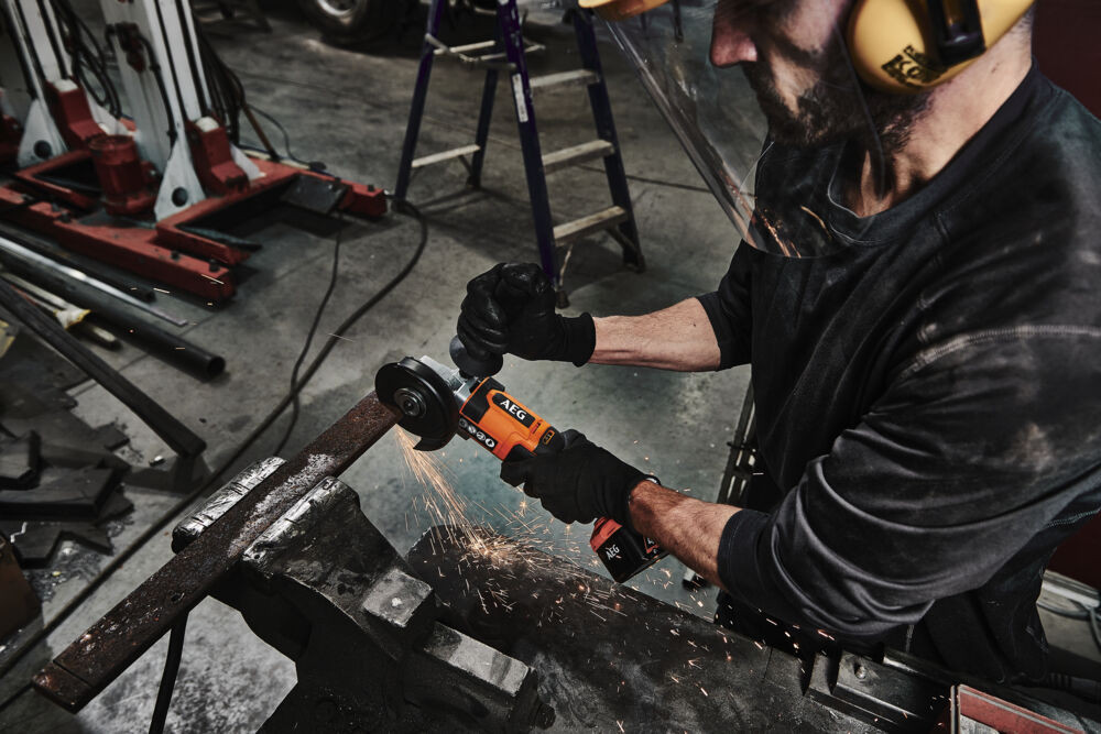 Профессиональная угловая шлифмашина AEG Powertools BEWS18-125X2-0 (4935498182) — фото 4