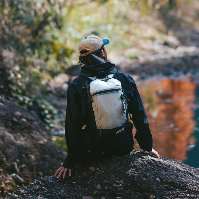 Рюкзак спортивный Naturehike CNK2300BB012 Hydrogen / 6976507667791 (15л, белый/черный) — фото 3