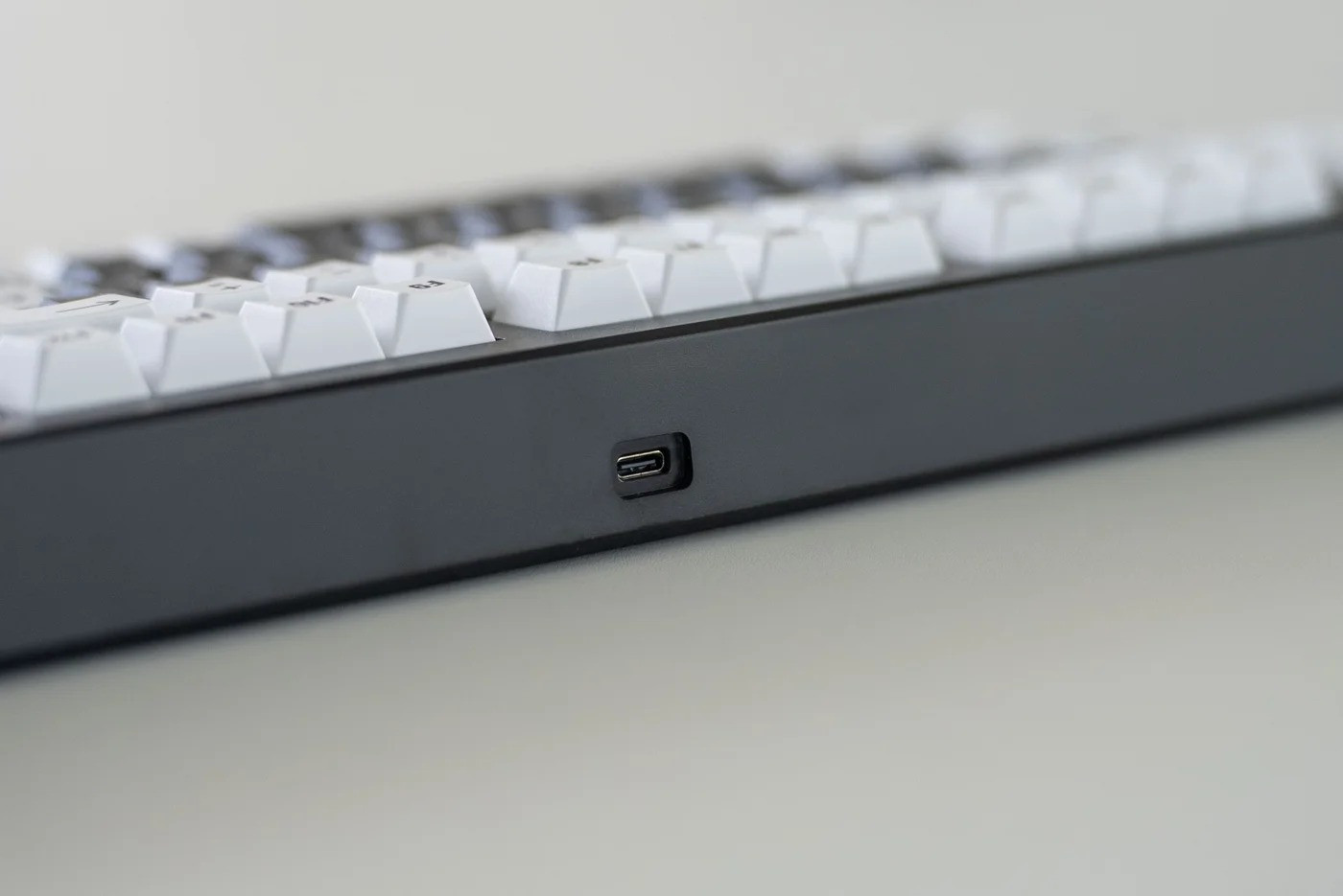 Клавиатура MCHOSE x Unbox Therapy-UT98 Mechanical Icy Creamsicle Switch (черный/белый) — фото 4