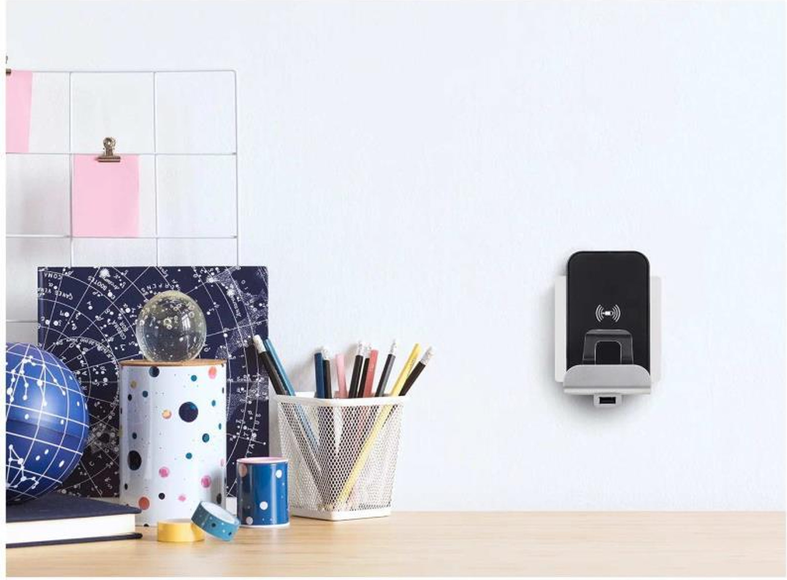 Зарядное устройство беспроводное Legrand Etika USB Type-A / 672237 (белый) — фото 2