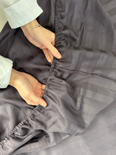 Изображение товара Комплект постельного белья Samsara Страйп-сатин Евро 70х70 (мокрый асфальт, простыня на резинке)