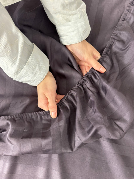 Изображение товара Комплект постельного белья Samsara Страйп-сатин Евро 50х70 (мокрый асфальт, простыня на резинке)