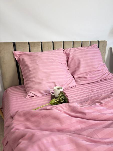 Изображение товара Комплект постельного белья Samsara Страйп-сатин Евро 70х70 (пудра, простыня на резинке)