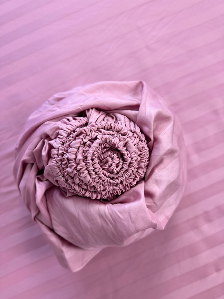 Изображение товара Комплект постельного белья Samsara Страйп-сатин Евро 70х70 (пудра, простыня на резинке)