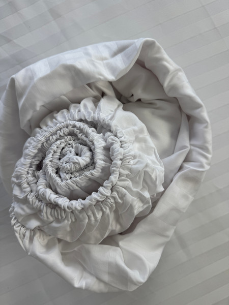 Изображение товара Комплект постельного белья Samsara Страйп-сатин Евро 70х70 (белый, простыня на резинке)