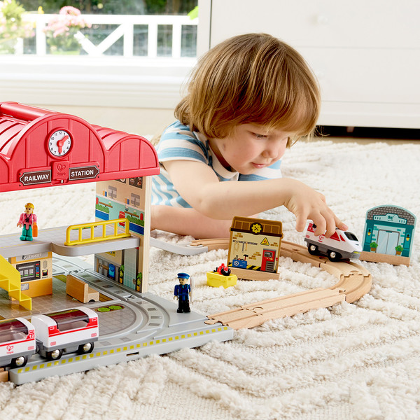 Изображение товара Железная дорога игрушечная Hape Железнодорожная станция / E3877_HP
