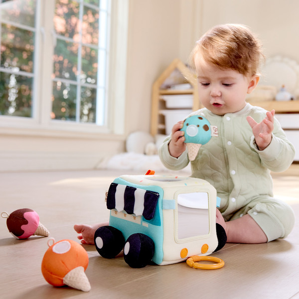 Изображение товара Развивающая игрушка Hape Машинка Фургон мороженщика / E0075_HP