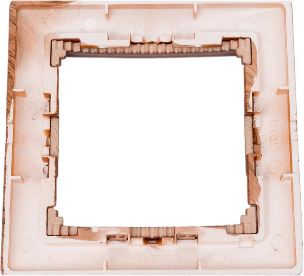 Изображение товара Рамка для выключателей и розеток Legrand Valena 694362 (дерево тонированное)