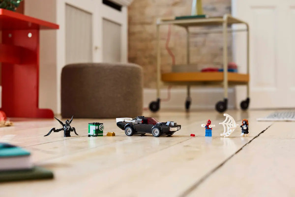 Изображение товара Конструктор Lego Super Heroes Человек-паук против Венома на маслкаре 76309