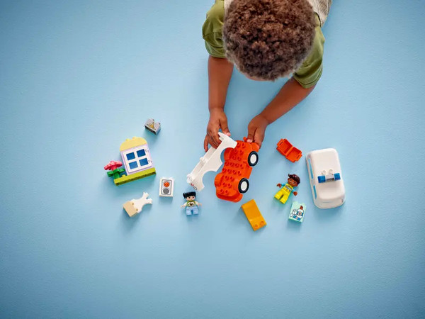 Изображение товара Конструктор Lego Duplo Скорая помощь и водитель / 10447