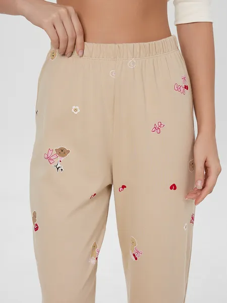 Изображение товара Комплект домашней одежды Mark Formelle 592514 (р.164/170-84-90, молочный/собачки на песочном)