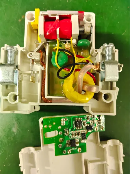 Изображение товара Дифференциальный автомат SHCET ДА 8 1Р+N 6А 30мА уст. шина / S0000482