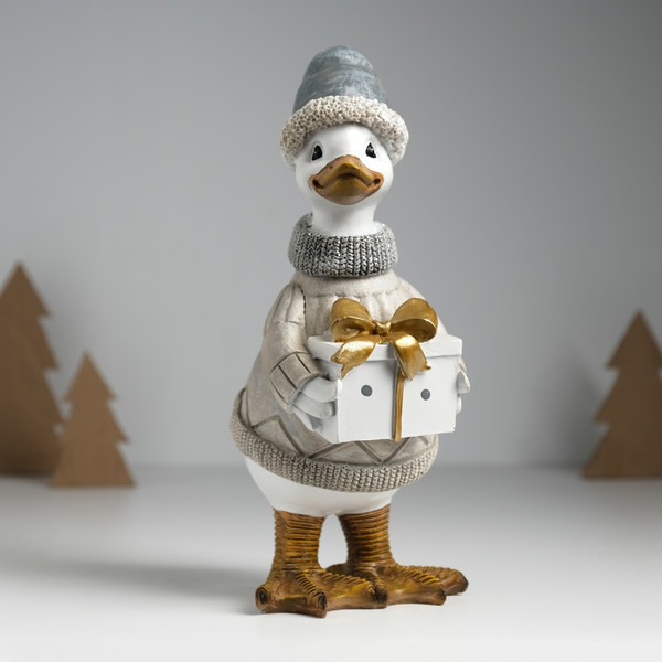 Изображение товара Статуэтка No Brand Гусь в бежевом свитере, с подарком / 10325902