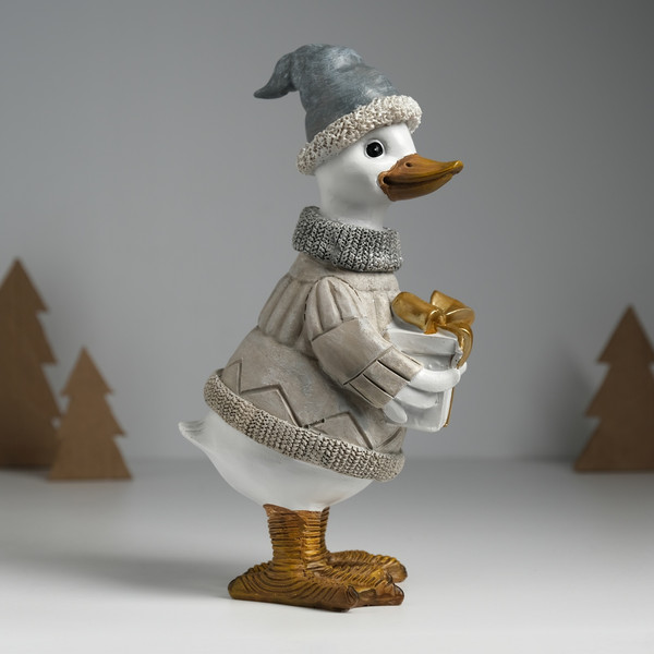 Изображение товара Статуэтка No Brand Гусь в бежевом свитере, с подарком / 10325902