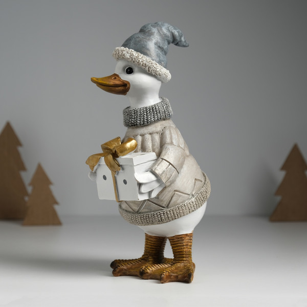 Изображение товара Статуэтка No Brand Гусь в бежевом свитере, с подарком / 10325902