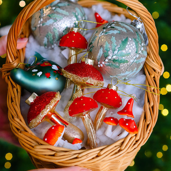 Изображение товара Елочная игрушка Gisela Graham Alice in Christmas Land Мухомор (гриб) / 02652