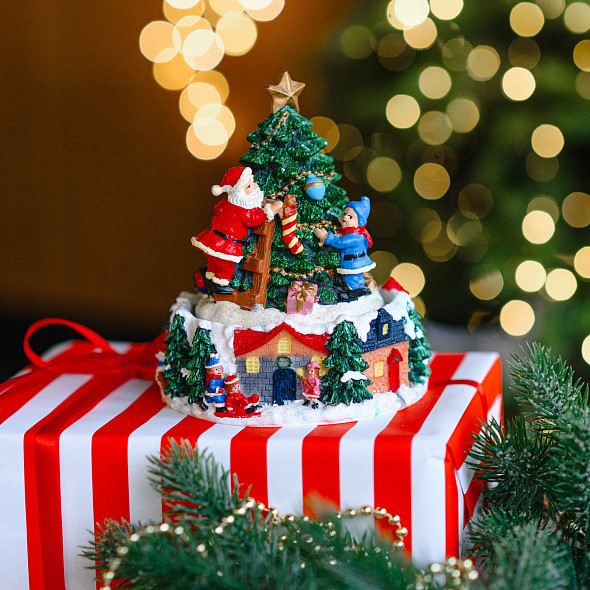 Изображение товара Статуэтка Fitz and Floyd The Carillon Украшаем елку с Сантой / 1025413