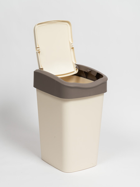 Изображение товара Набор мусорных ведер Violet Tandem с подвижной крышкой / 841826 (8шт, 10л, слоновая кость/шоколад)