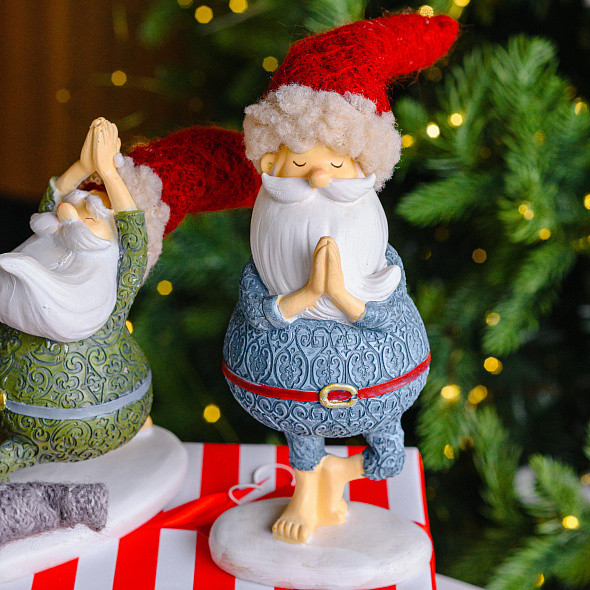 Изображение товара Статуэтка Andrea Fontebasso Christmas Babbo Yoga Санта в позе дерева / CM9BB023046