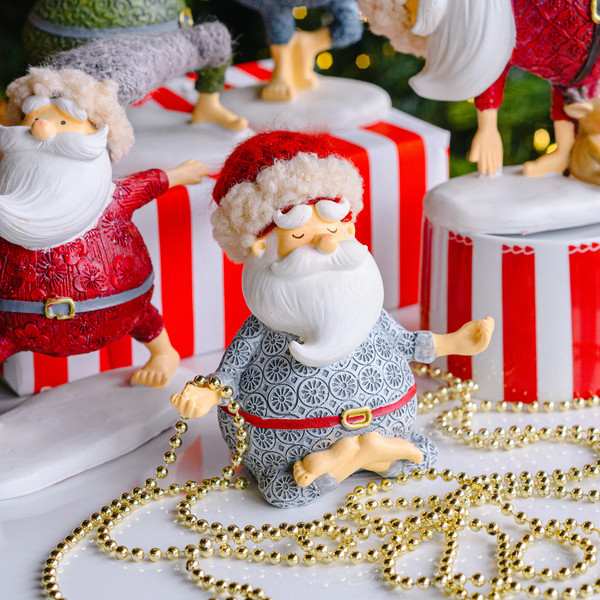 Изображение товара Статуэтка Andrea Fontebasso Christmas Babbo Yoga Санта в позе лотоса / CM9BB053046