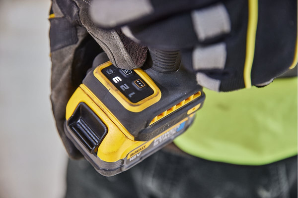 Изображение товара Аккумуляторный шуруповерт DeWalt DCF860NT-XJ