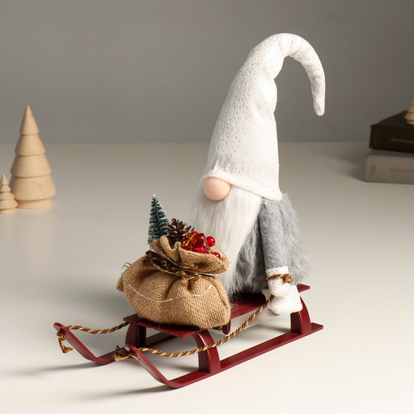 Изображение товара Фигура под елку Sima-Land Гном в блестящем колпаке с мешком подарков на санках 9488052