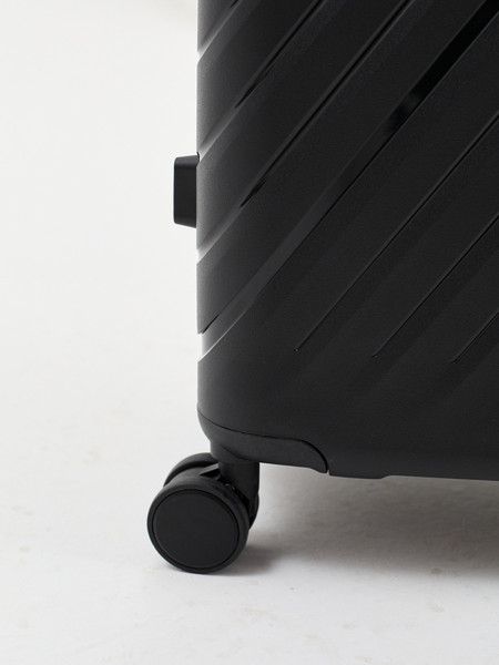 Изображение товара Чемодан на колесах L'case Basel 26 (M, черный)