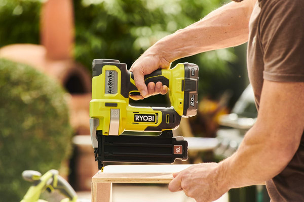 Изображение товара Аккумуляторный гвоздезабиватель Ryobi ONE+ R18GN18-0 (5133005136)