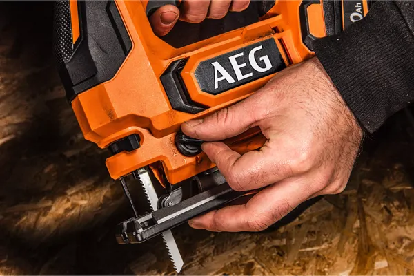 Изображение товара Профессиональный электролобзик AEG Powertools BST18x2-0 4935492485