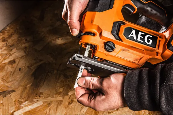 Изображение товара Профессиональный электролобзик AEG Powertools BST18x2-0 4935492485