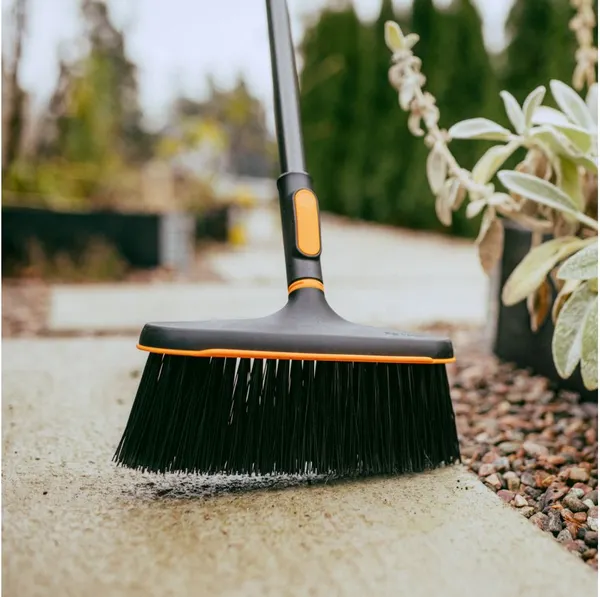 Изображение товара Метла универсальная Fiskars 1080701