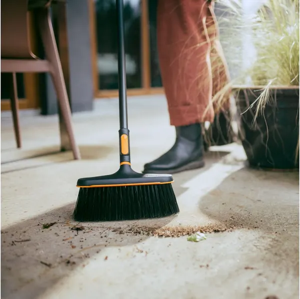 Изображение товара Метла универсальная Fiskars 1080701