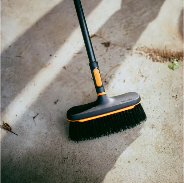 Изображение товара Метла универсальная Fiskars 1080701