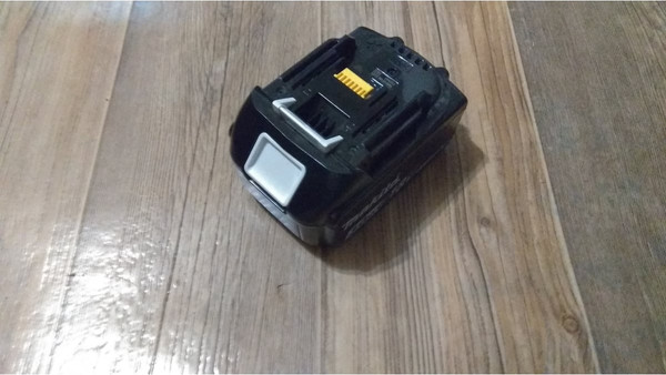 Изображение товара Набор аккумуляторов для электроинструмента Makita BL1830B с зарядным DC18SD (191A23-6)