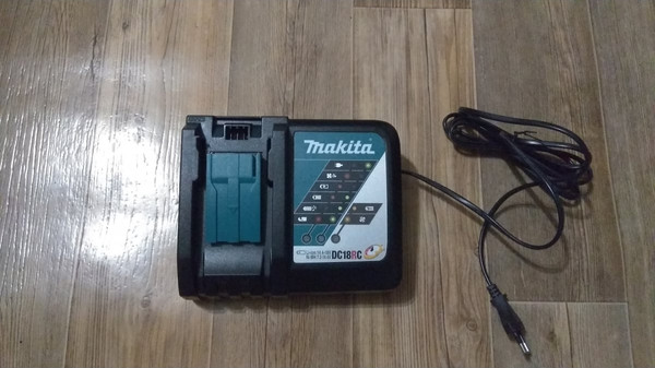 Изображение товара Набор аккумуляторов для электроинструмента Makita BL1830B с зарядным DC18SD (191A23-6)