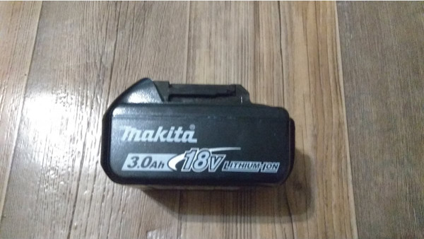 Изображение товара Набор аккумуляторов для электроинструмента Makita BL1830B с зарядным DC18SD (191A23-6)