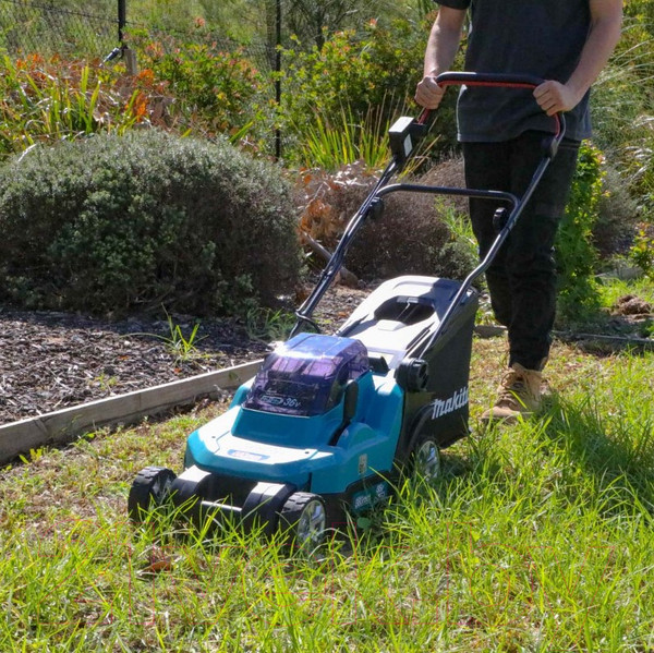 Изображение товара Газонокосилка аккумуляторная Makita DLM382Z