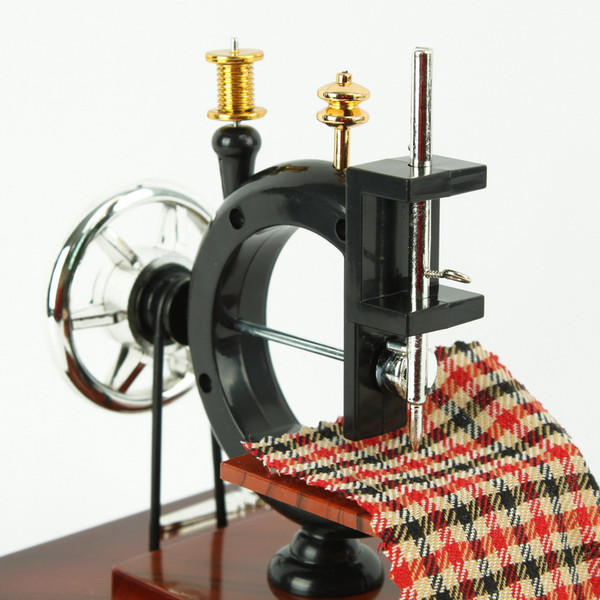 Изображение товара Музыкальная шкатулка Darvish Сувенир Швейная машинка / DV-H-1047