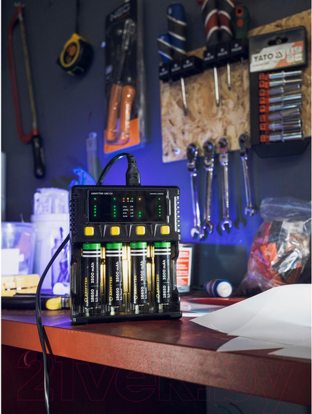 Изображение товара Зарядное устройство для аккумуляторов Armytek Uni C4 Plug Type C (A04501C)