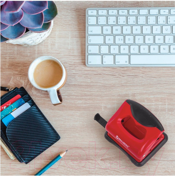 Изображение товара Дырокол Brauberg С линейкой / 228599 (черный/красный)