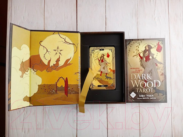 Изображение товара Гадальные карты Эксмо Таро Темного леса 78 карт и руководство в подарочном футляре (Грэхем С.)