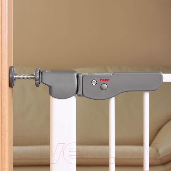 Изображение товара Ворота безопасности для детей Reer 46730 с индикатором блокировки (металл)