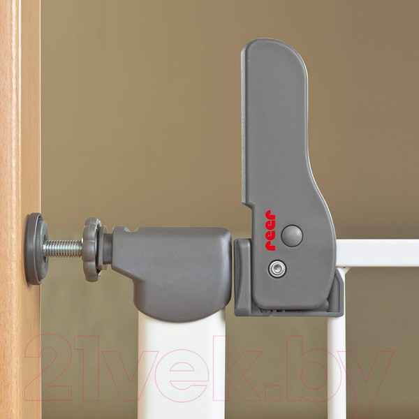 Изображение товара Ворота безопасности для детей Reer 46730 с индикатором блокировки (металл)