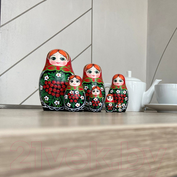 Изображение товара Матрешка сувенирная Брестская Фабрика Сувениров В сарафане с ветвями рябины и цветами ромашки 7026