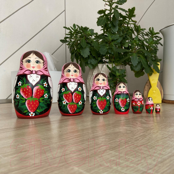 Изображение товара Матрешка сувенирная Брестская Фабрика Сувениров В платье-сарафане с клубникой 7041