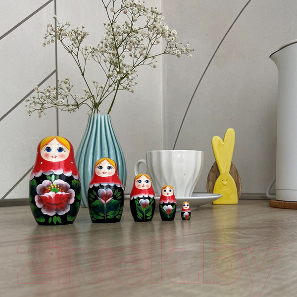 Изображение товара Матрешка сувенирная Брестская Фабрика Сувениров В красном платке с букетом цветов ромашки 5015